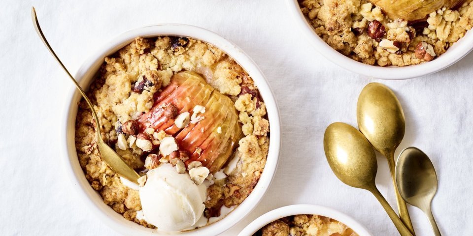 Van deze appelcrumble begin je spontaan te glimlachen van blijdschap. We dienen hem op in verschillende potjes met gouden lepeltjes en een bolletje vanilleijs recht van bij de boer. 