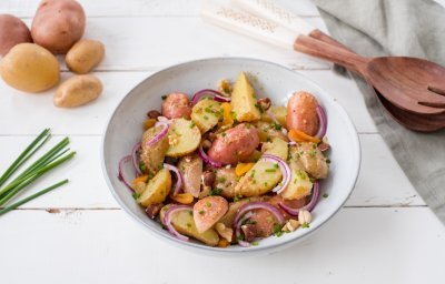 Aardappelsalade met abrikozen, noten en mosterdvinaigrette